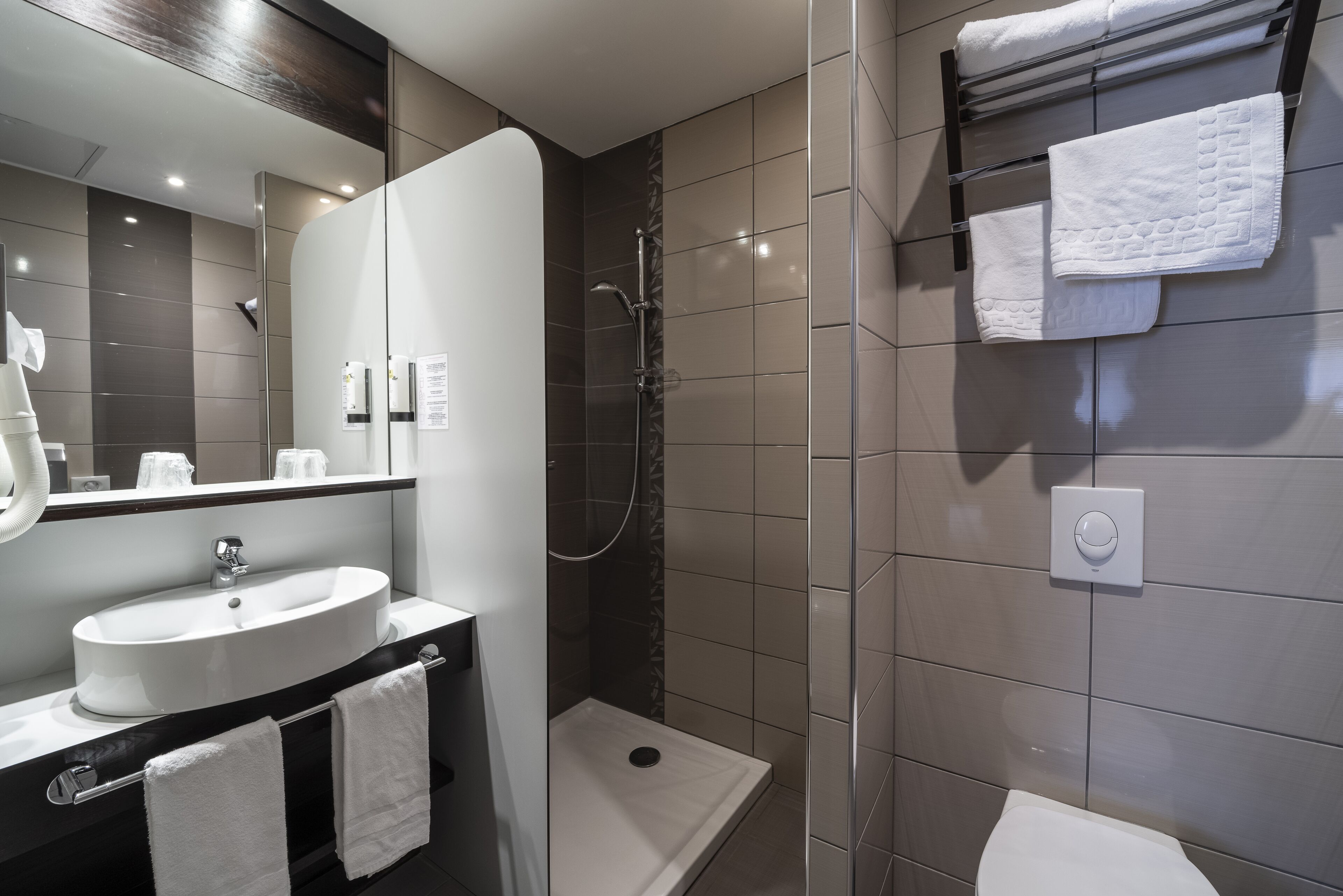 junior room | bathroom | shower, eco-friendly toiletries, hair dryer, towels