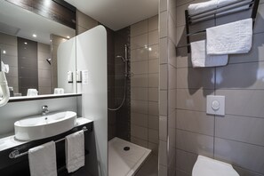 Junior-værelse | Badeværelse | Bruser, miljøvenlige toiletartikler, hårtørrer, håndklæder