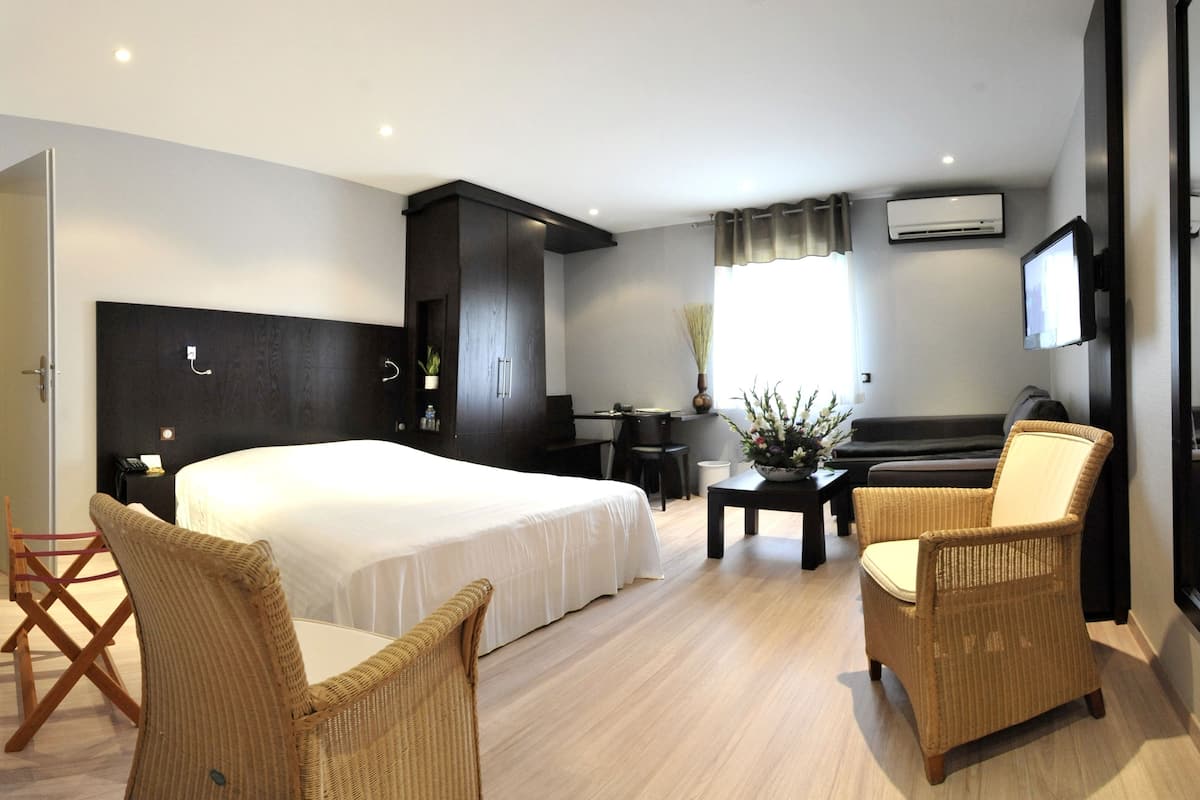 individually decorated, individually furnished, desk, soundproofing