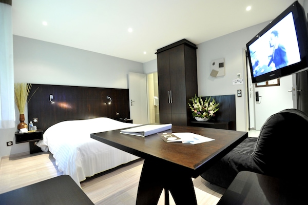 Individually decorated, individually furnished, desk, soundproofing