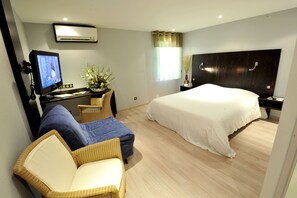 Trang trí khác biệt, trang bị nội thất với thiết kế riêng biệt, bàn 