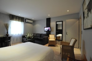 Junior Room | Individually decorated, individually furnished, desk, soundproofing - Cottage Hotel (Vandœuvre-lès-Nancy)