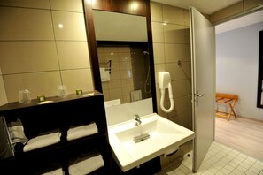 Dusche, umweltfreundliche Kosmetikartikel, Haartrockner, Handtücher