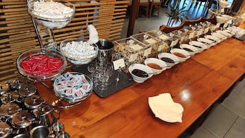 อาหารเช้าแบบบุฟเฟ่ต์ทุกวัน (EUR 15 ต่อคน)