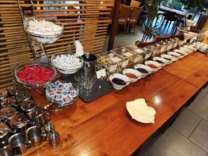 Tägliches Frühstücksbuffet (15 EUR pro Person)