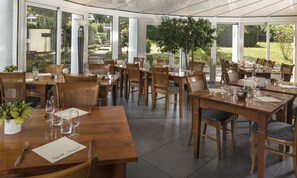 Breakfast, lunch, dinner served; French cuisine  - Cottage Hotel (Vandœuvre-lès-Nancy)