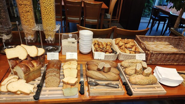 A bakery display with various breads and pastries. - Cottage Hotel (Vandœuvre-lès-Nancy)