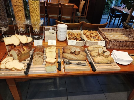 Daily buffet breakfast for a fee. Cottage Hotel