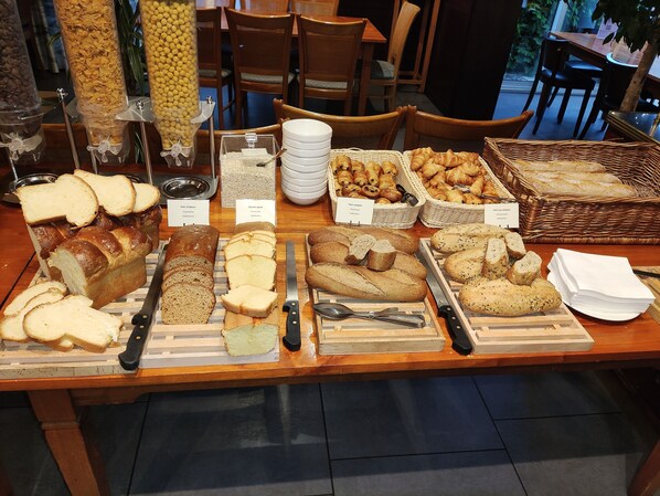 Desayuno buffet (EUR 15 por persona) 