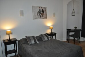 Schreibtisch, Verdunkelungsvorhänge, schallisolierte Zimmer