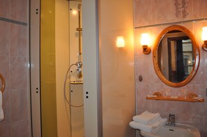 Shower, free toiletries, hair dryer, towels - Hotel du Centre (Metz)