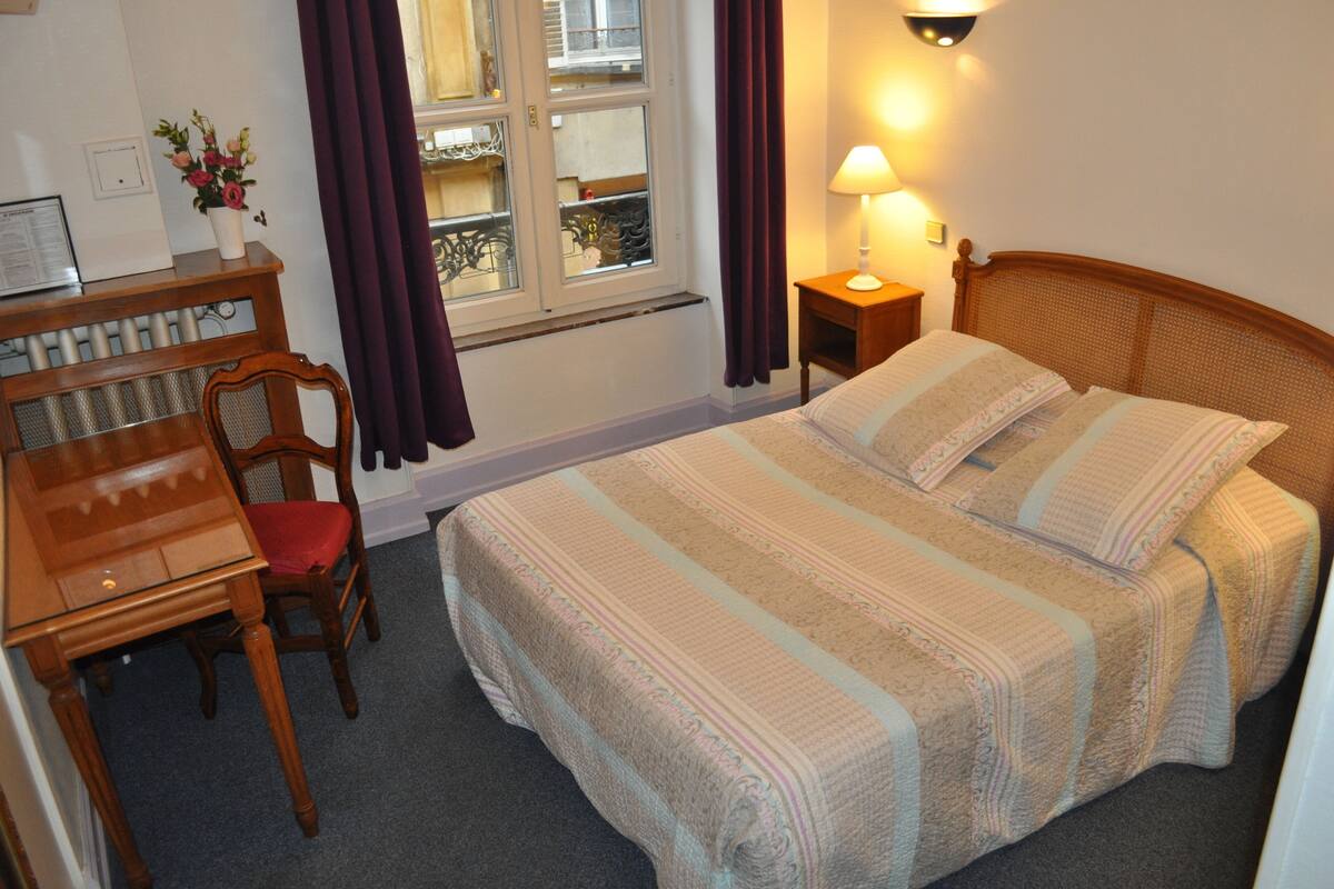 Classic Single Room | Desk, blackout drapes, soundproofing, iron/ironing board (on request)