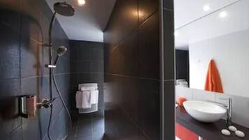 Comfort tweepersoonskamer | Badkamer | Een douche, gratis toiletartikelen, een haardroger, handdoeken