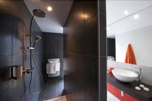 Comfort Double Room | Bathroom | Shower, free toiletries, hair dryer, towels - Golfe Hotel (Vannes)