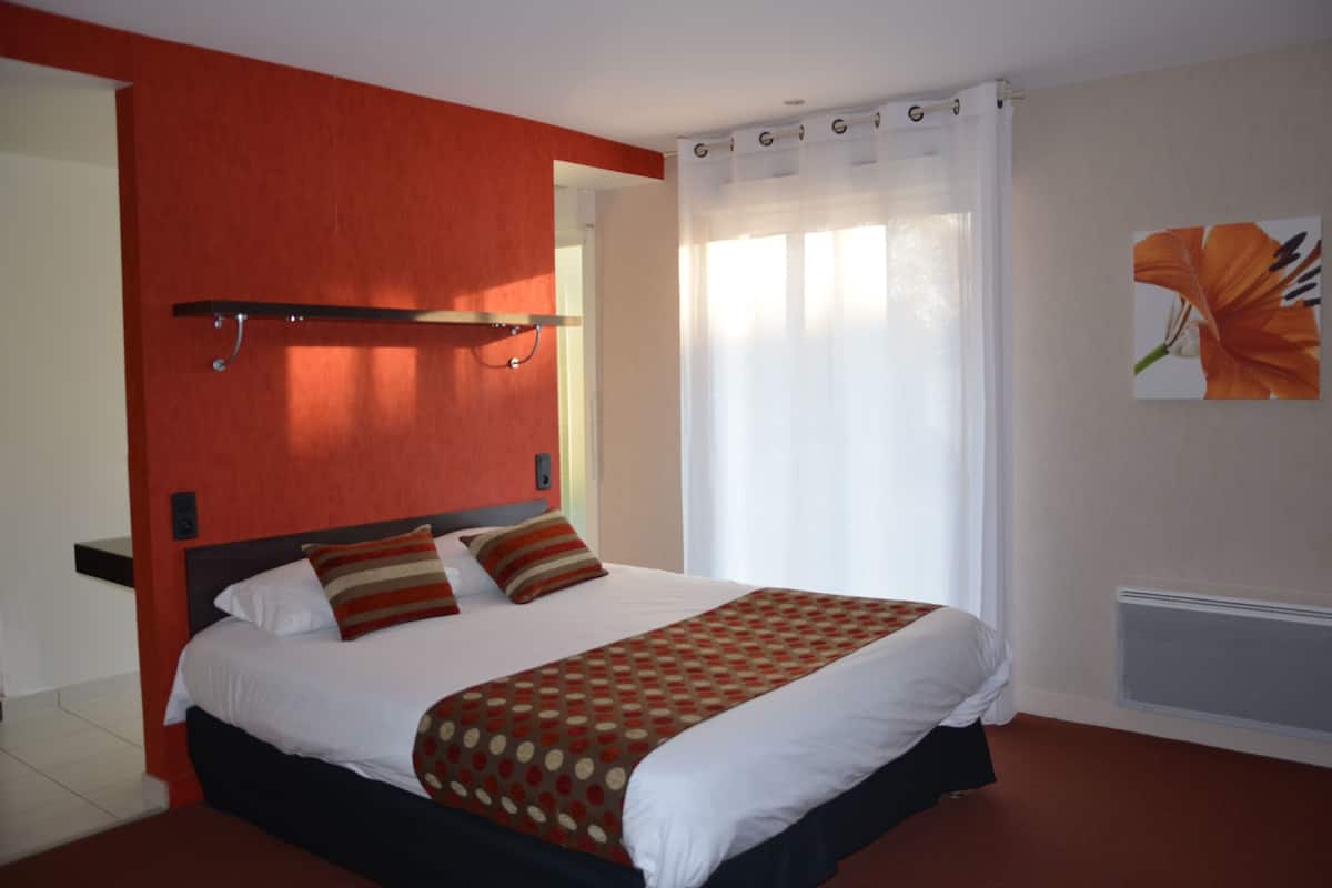 Comfort Double Room | Dihias secara berasingan, dilengkapkan perabot secara berasingan, meja