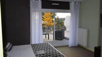 Habitación doble Confort | Decoración personalizada, muebles diferentes y escritorio