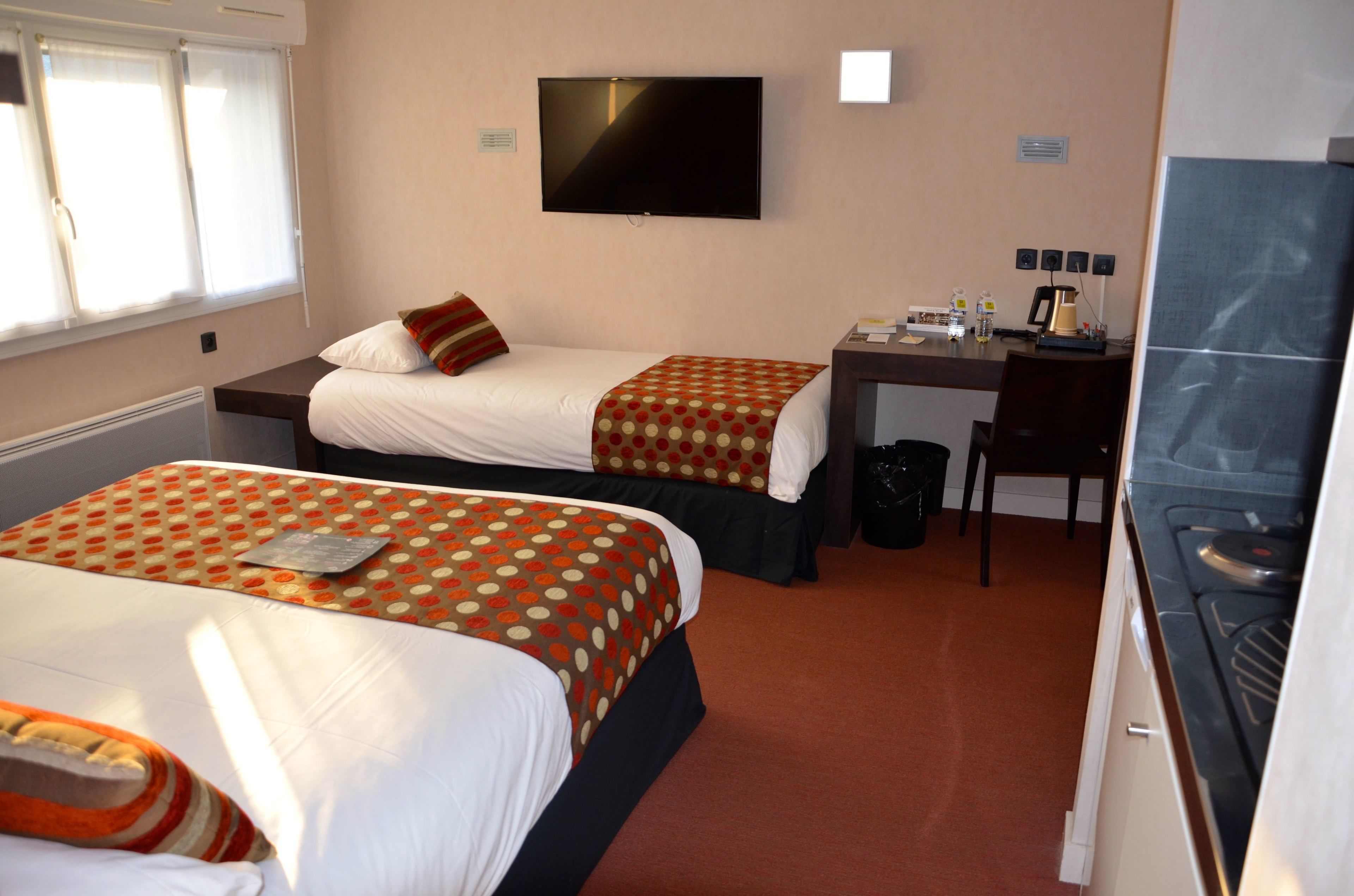 comfort triple room | individually decorated, individually furnished, desk, laptop workspace