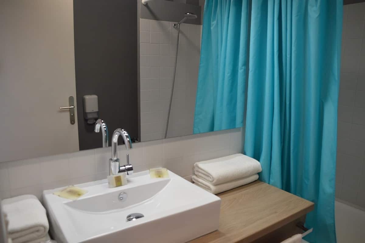 triple room | bathroom | free toiletries, hair dryer, towels