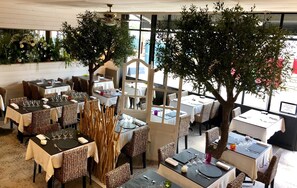 供應午餐及晚餐；法國菜