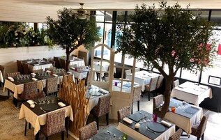 供应午餐和晚餐，法国菜