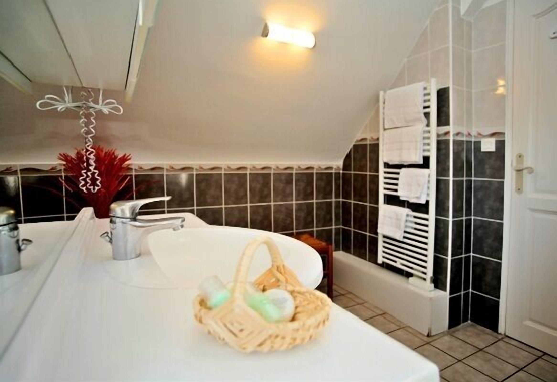 comfort double room | bathroom amenities | shower, rainfall showerhead, free toiletries, hair dryer