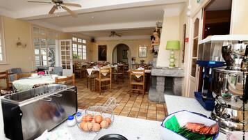 Daily buffet breakfast (EUR 9.80 per person)