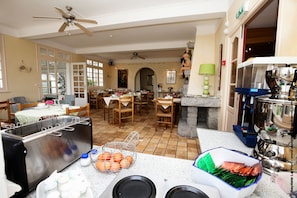 Desayuno buffet diario (EUR 9.80 por persona)