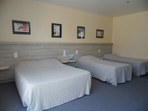 Desk, free cots/infant beds, free WiFi, bed sheets - Auberge du Petit Matelot (Saint-Pierre-Quiberon)