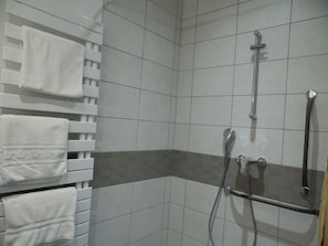 Chambre Quadruple Standard | Salle de bain
