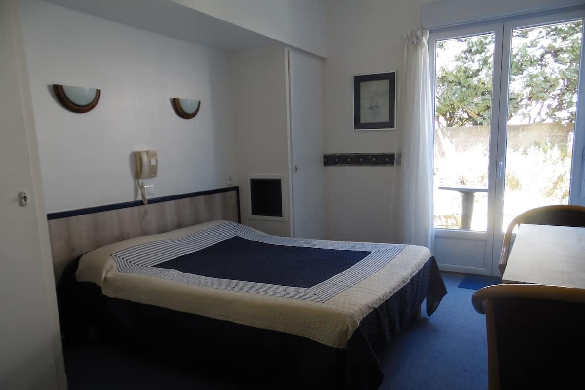 double room | desk, free cots/infant beds, free wifi, bed sheets