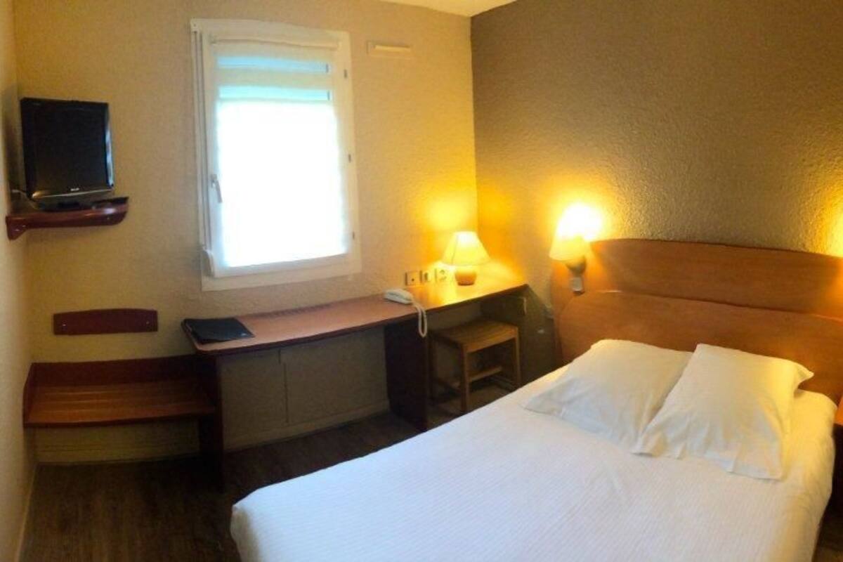 Double Room | Pillowtop beds, desk, soundproofing, cribs (free)