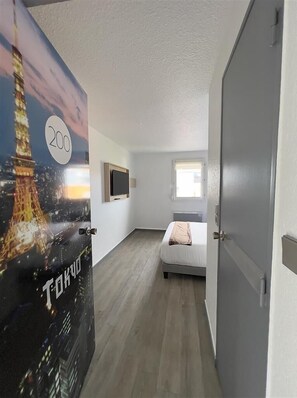 Surmatelas, bureau, chambres insonorisées, lits bébé (gratuits)