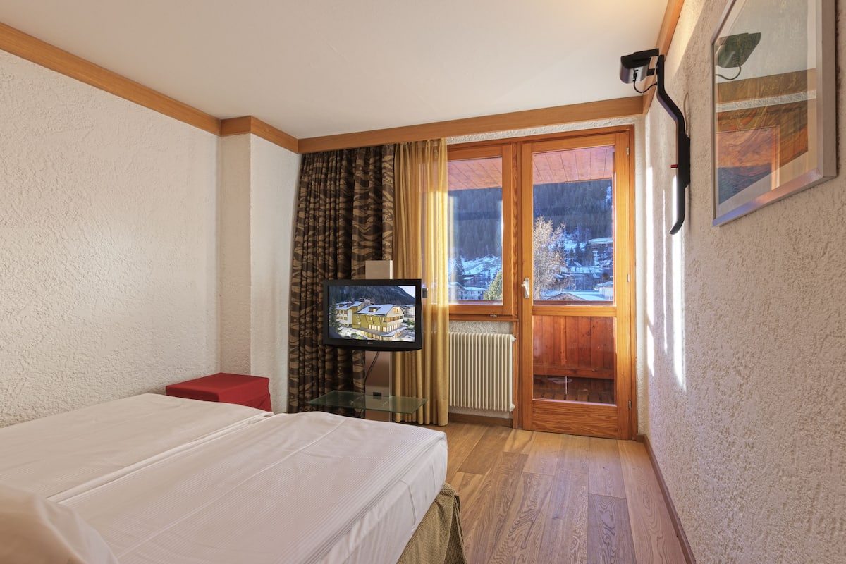 Hochwertige Bettwaren, Minibar, Zimmersafe, Schreibtisch