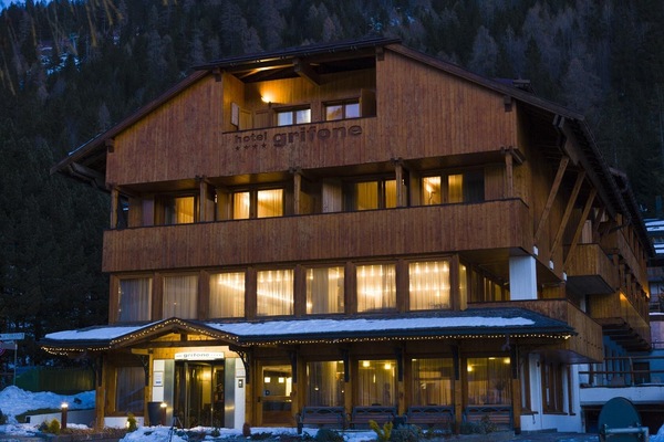 Fachada da propriedade à noite