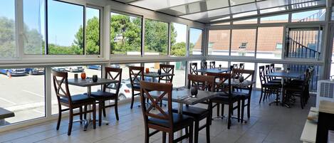Serveert ontbijt en diner, Franse gerechten