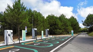 A parking area with electric vehicle charging stations and designated bike lanes. - Brit Hotel Le 940 Le Touquet – Etaples (Etaples)