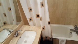Standard-Doppelzimmer zur Einzelnutzung | Badezimmer | Dusche, kostenlose Toilettenartikel, Haartrockner, Bidet
