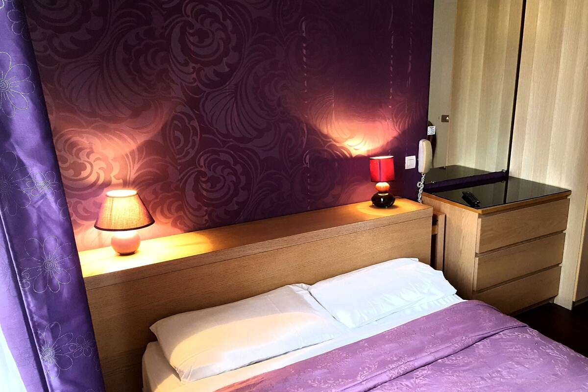 خزنة داخل الغرفة ومكتب وواي فاي مجانًا وملاءات أسرّة