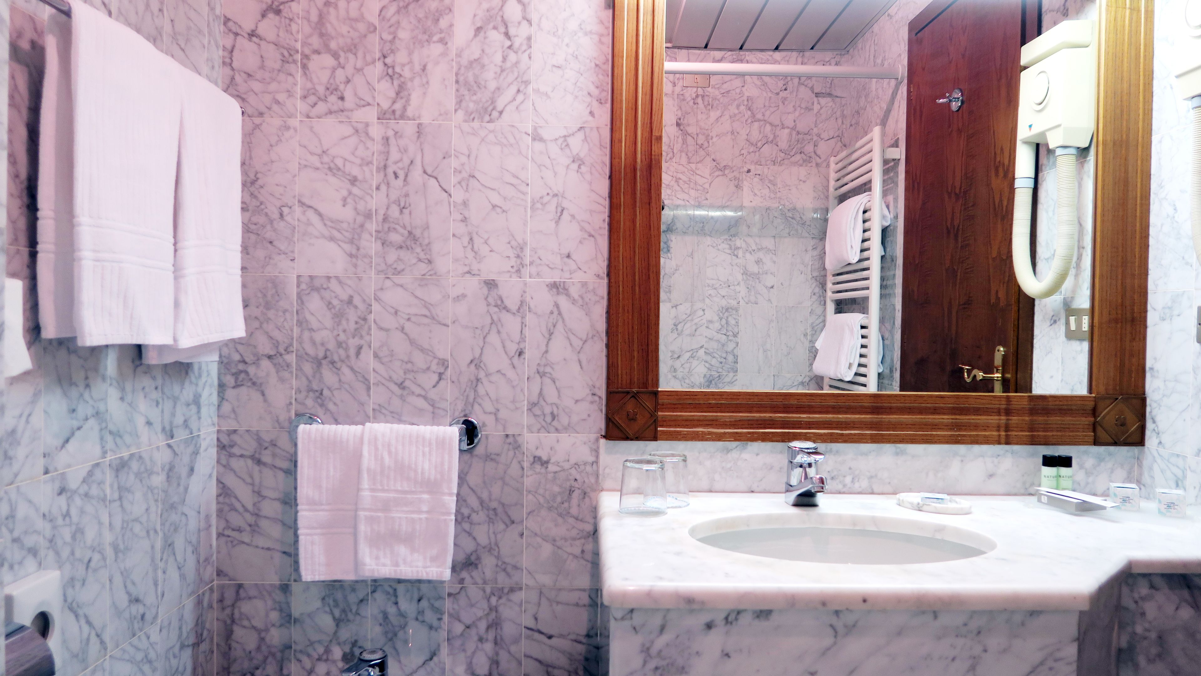 classic double or twin room | bathroom | combined shower/bathtub, free toiletries, hair dryer, bathrobes