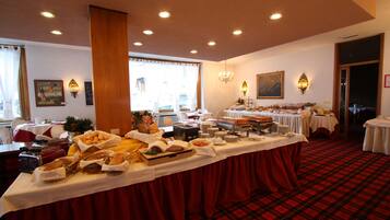 朝食 (ビュッフェ)、毎日提供 (無料)