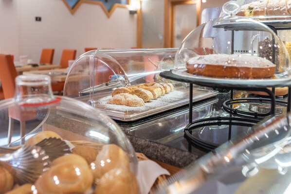 A bakery display with various pastries and baked goods. - Hotel Alpina (Pinzolo)