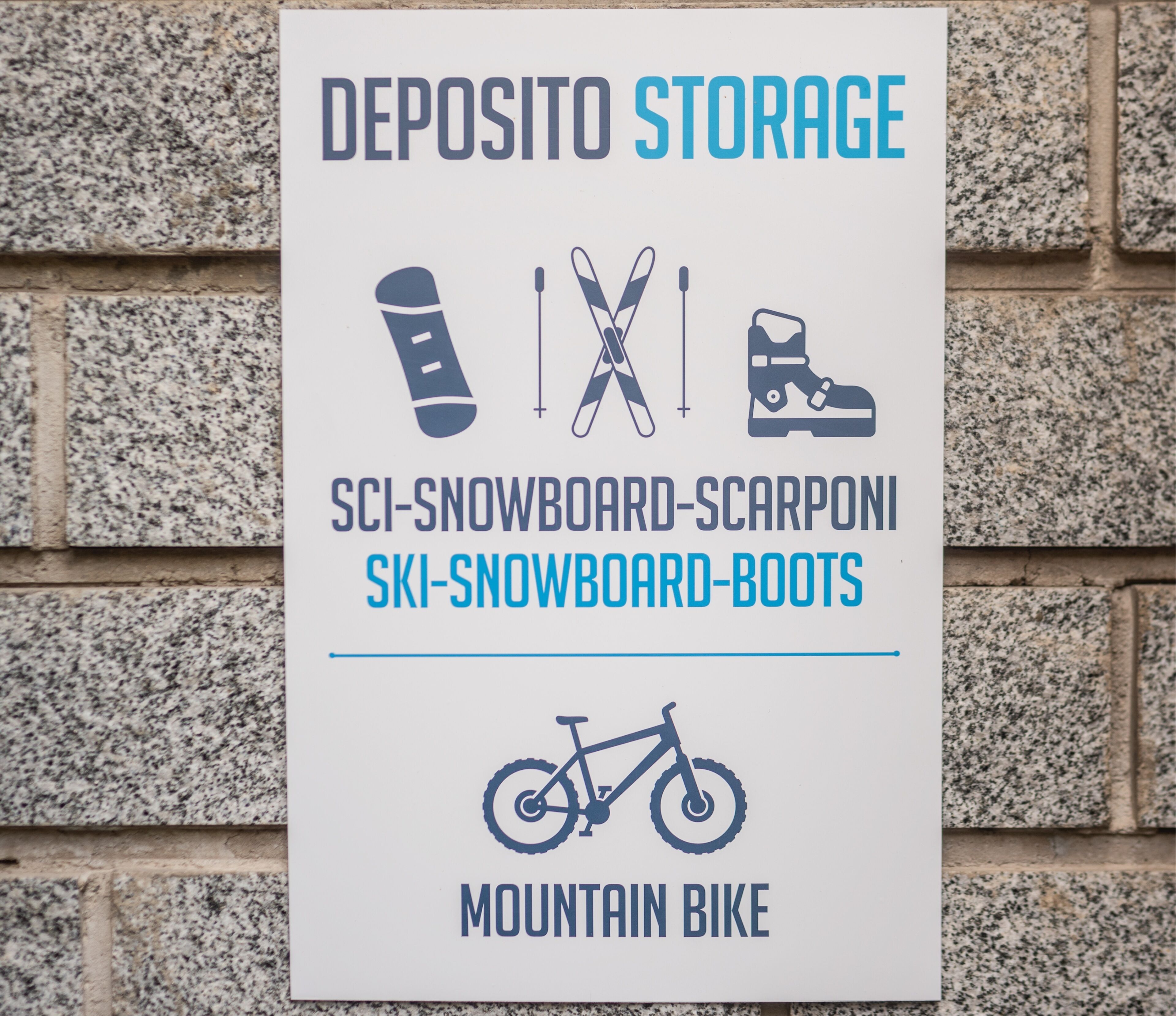 Señal que indica un área de almacenamiento para equipo de esquí y snowboard, incluyendo esquíes, botas y un snowboard.
