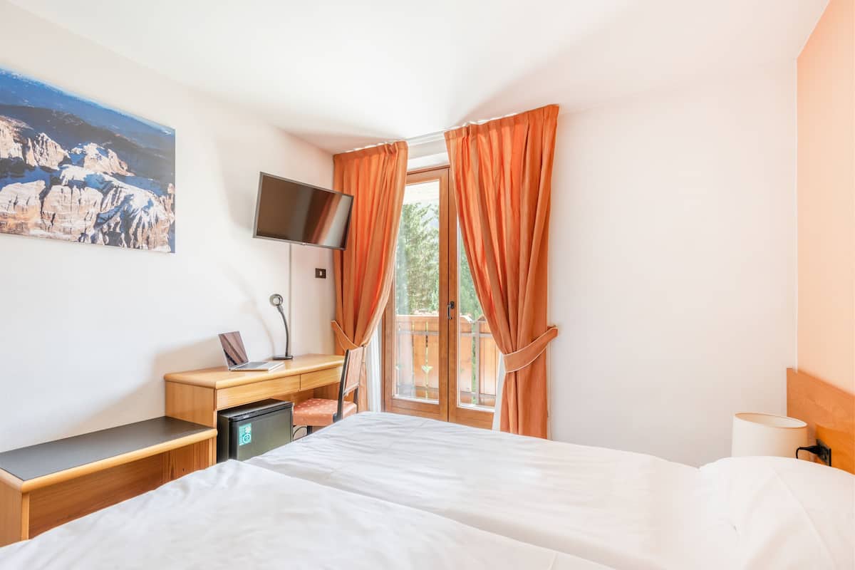 comfort double room | desk, blackout curtains, cots/infant beds, free wifi