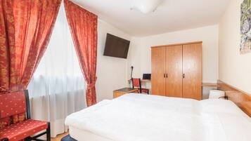 Family Room | Desk, blackout drapes, cribs/infant beds, free WiFi