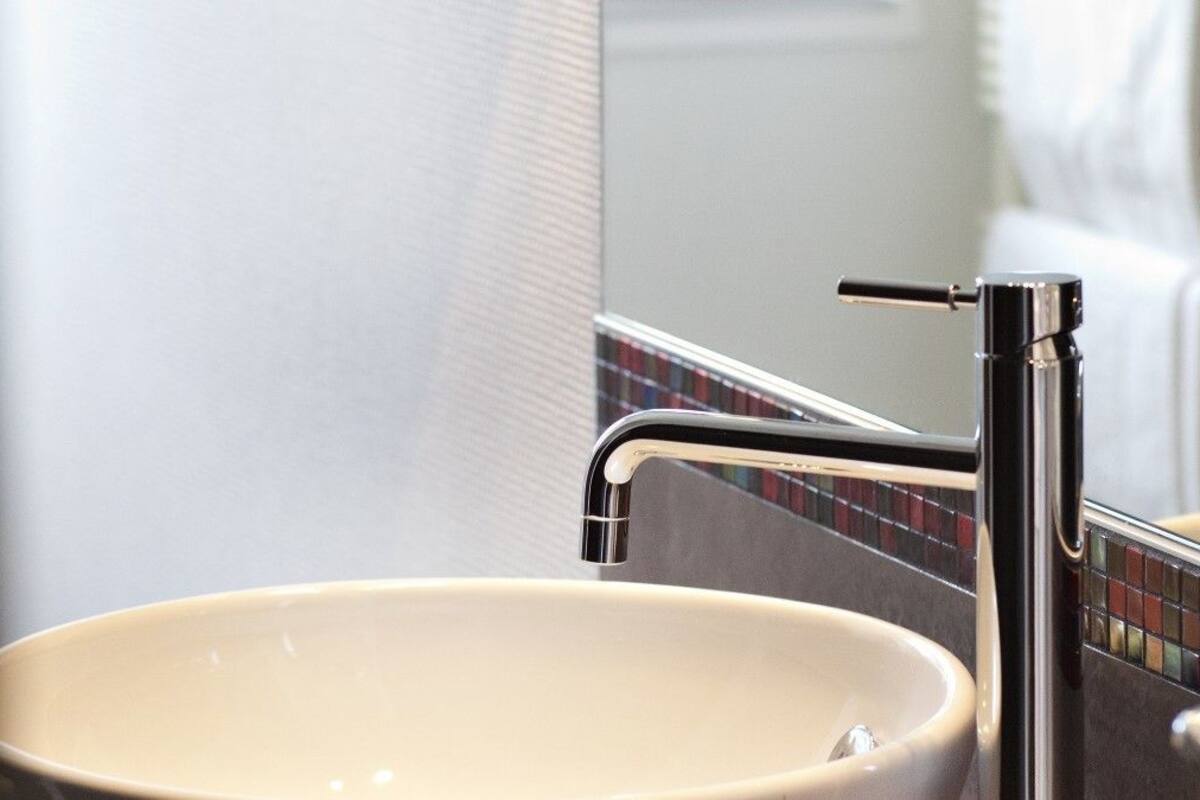 double room (tempo) | bathroom sink