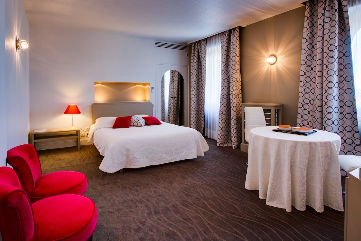 deluxe double room | individually decorated, individually furnished, desk, blackout curtains