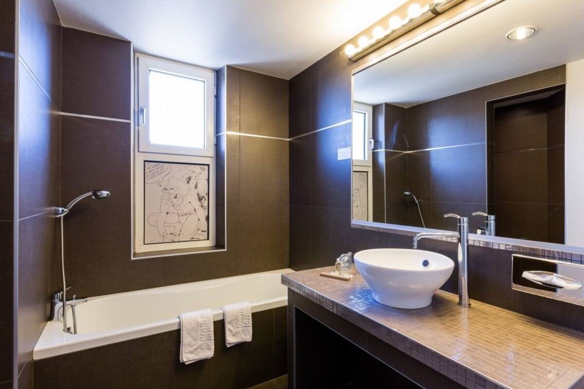 rainfall showerhead, free toiletries, hair dryer, towels