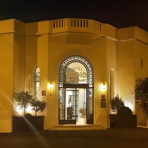 Voorkant accommodatie - avond/nacht