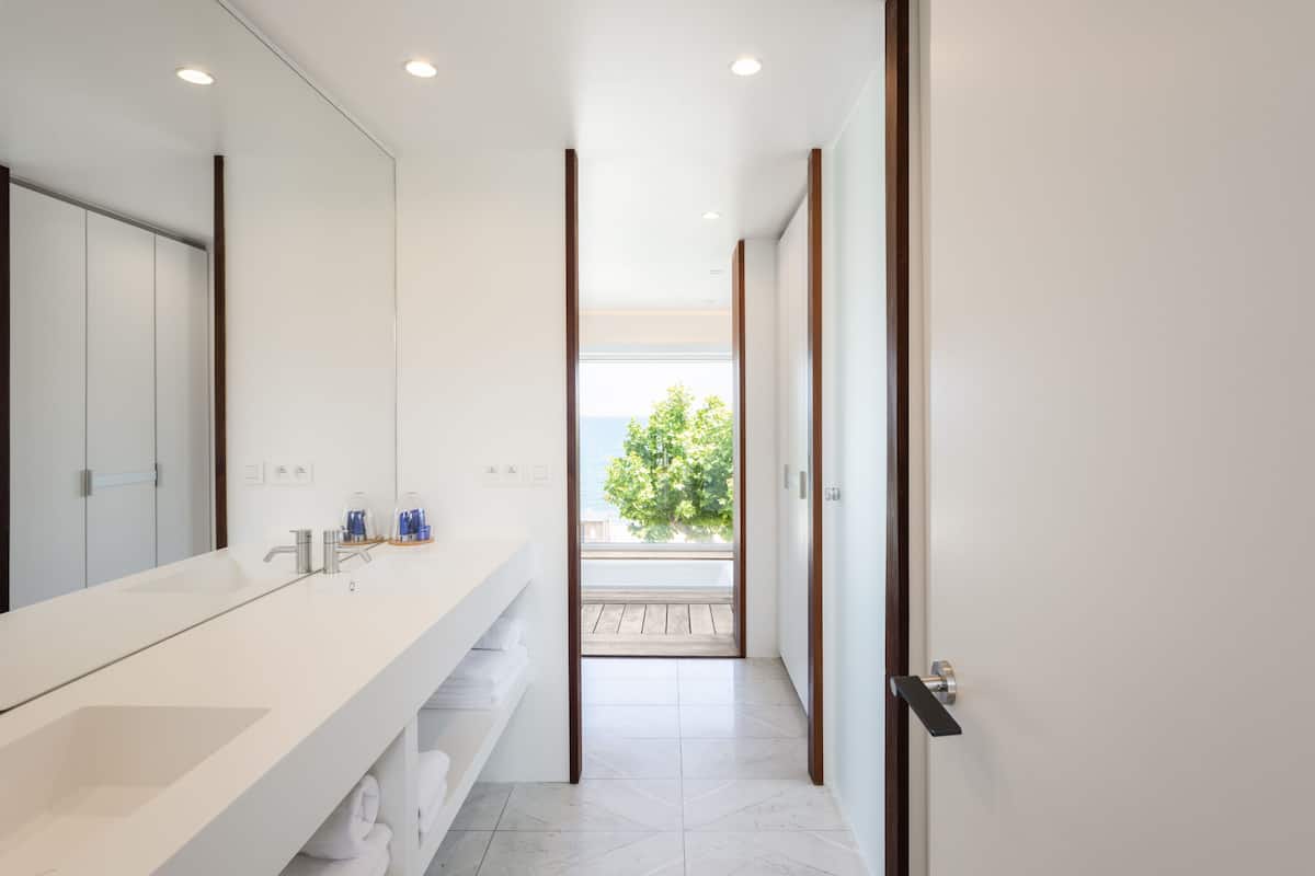 premium suite, hot tub, sea view | bathroom | shower, rainfall showerhead, designer toiletries, hair dryer