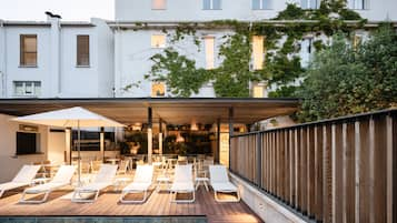 Piscine extérieure, parasols de plage, chaises longues